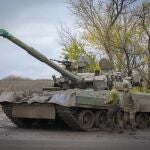 Soldados ucranianos trabajan con un tanque ruso T-80 capturado en el camino a Bajmut, el lugar de la batalla más intensa contra las tropas rusas en la región de Donetsk