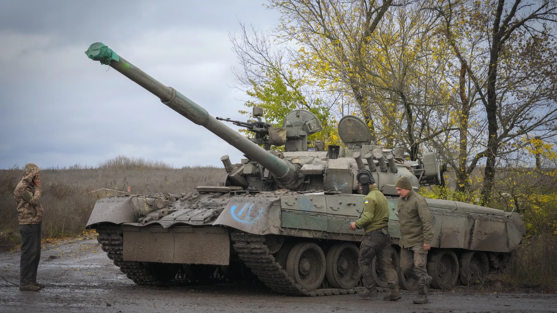 Soldados ucranianos trabajan con un tanque ruso T-80 capturado en el camino a Bajmut, el lugar de la batalla más intensa contra las tropas rusas en la región de Donetsk