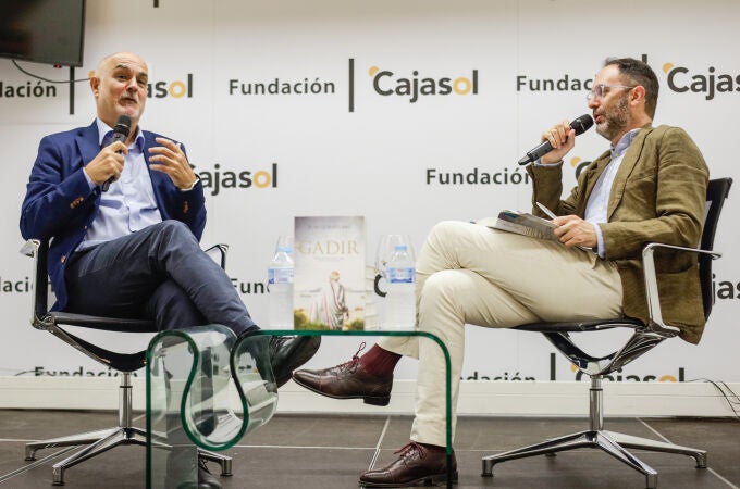 El escritor Juan Luis Pulido Begines (i) y el delegado de LA RAZÓN en Andalucía, Pepe Lugo, durante el acto