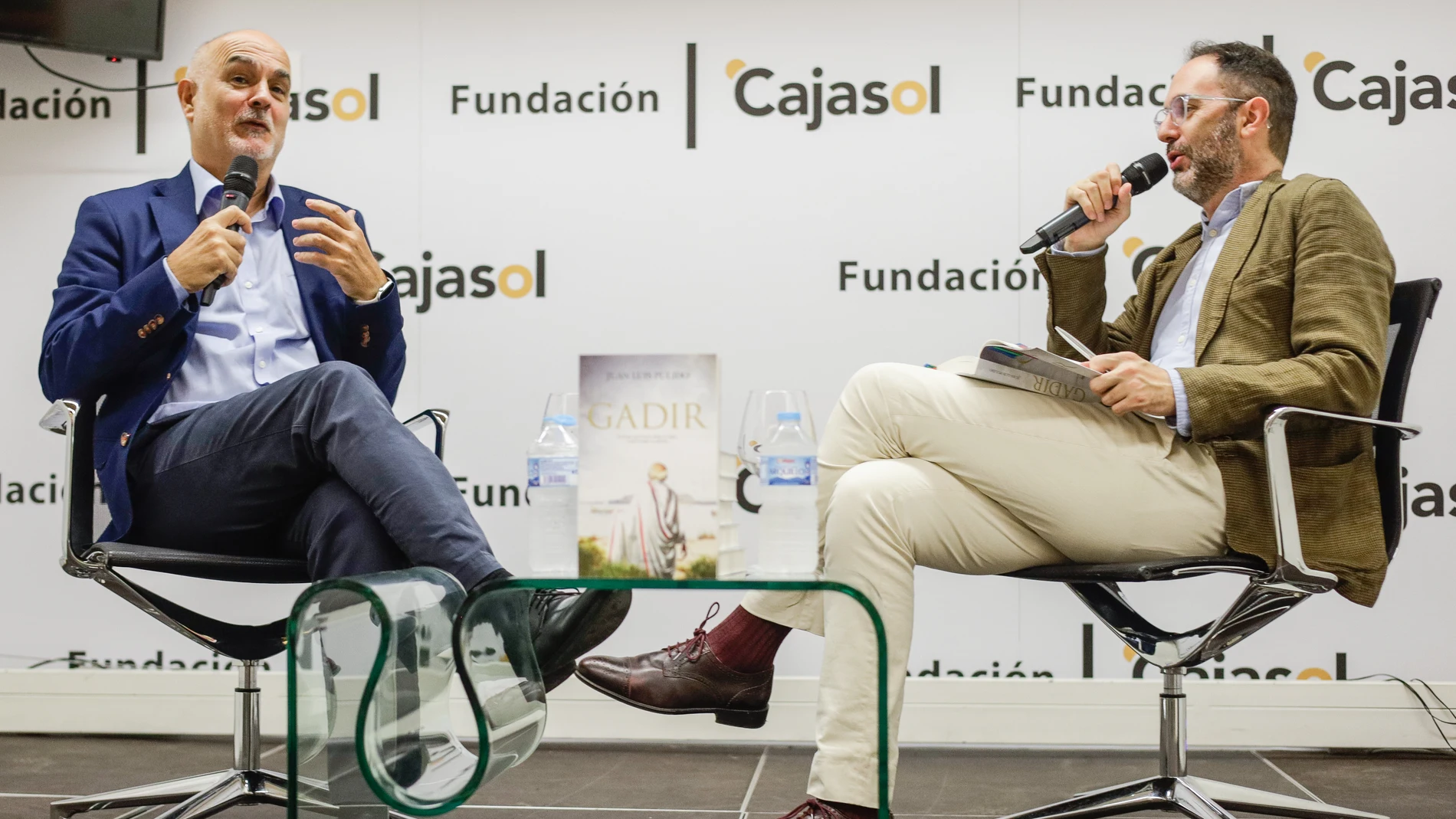 El escritor Juan Luis Pulido Begines (i) y el delegado de LA RAZÓN en Andalucía, Pepe Lugo, durante el acto