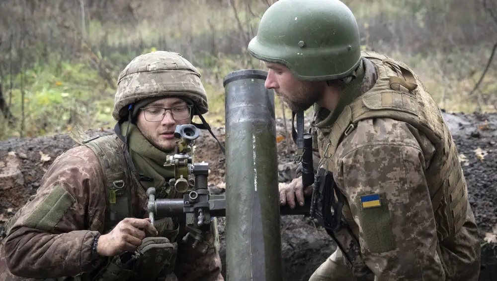 Soldados ucranianos apuntan su mortero en la posición de primera línea cerca de Bajmut