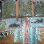 Droga, dinero y material incautado en la operación. GUARDIA CIVIL
