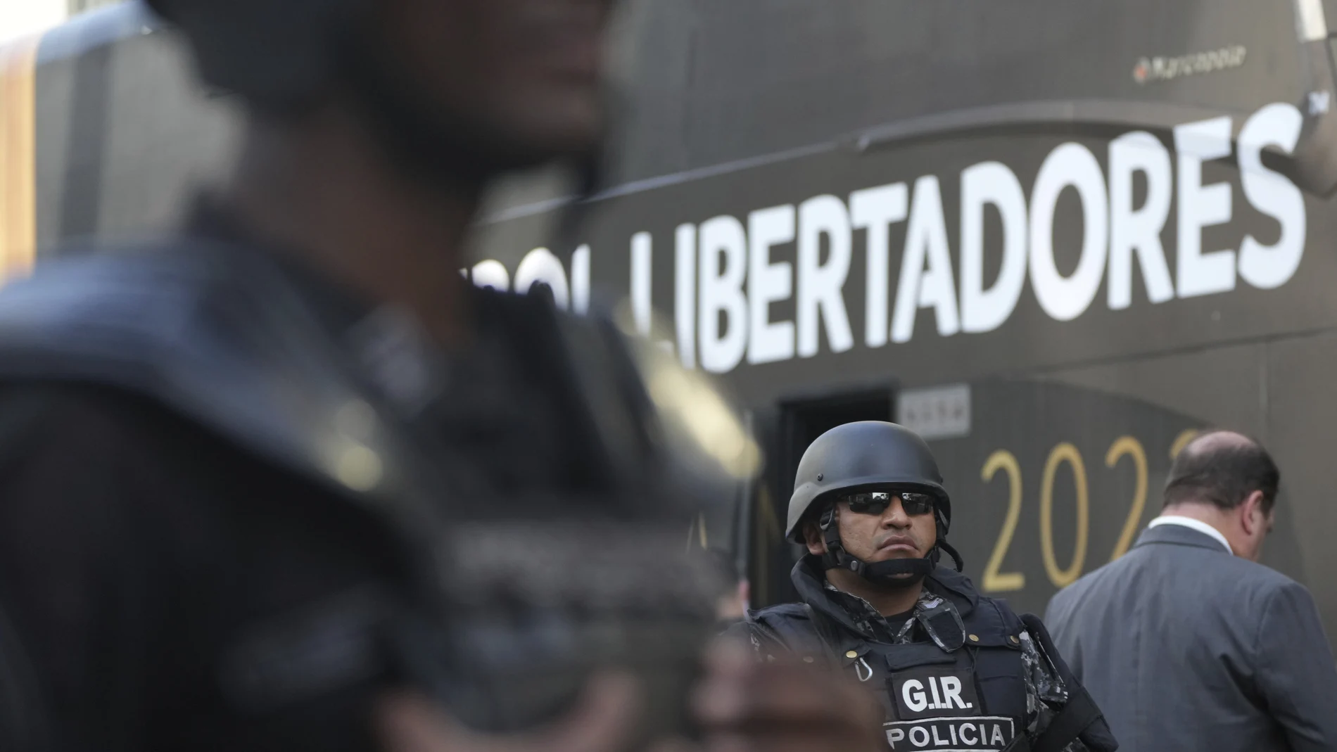 La Policía vigila el autobús en el que el equipo Flamengo llegó al hotel Oro Verde para la próxima final de fútbol de la Copa Libertadores en Guayaquil, Ecuador