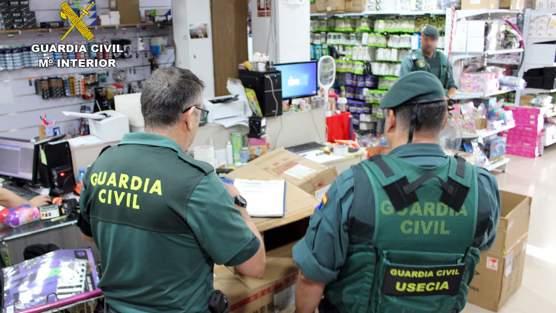 Agentes de la Guardia Civil, durante la inspección a un establecimiento