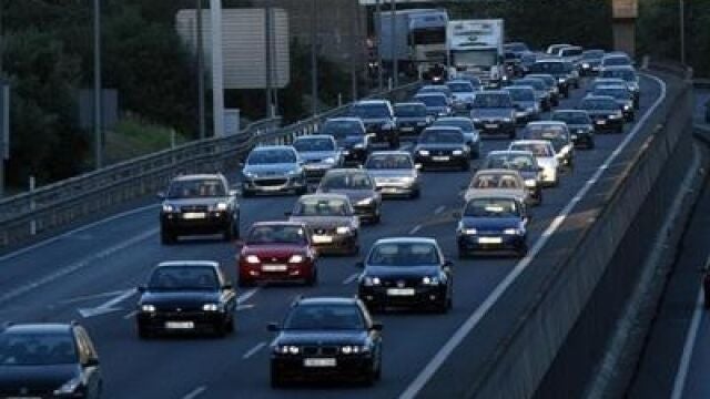 Decenas de vehículos circulan por una carretera española