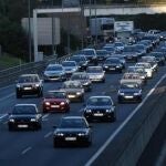 Decenas de vehículos circulan por una carretera española
