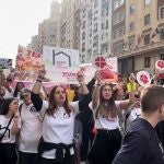 Varias personas durante la manifestación en Madrid para visibilizar la problemática del sinhogarismo