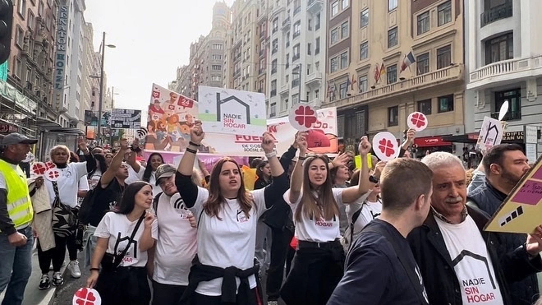 Varias personas durante la manifestación en Madrid para visibilizar la problemática del sinhogarismo