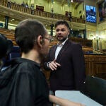 El portavoz de ERC en el Congreso, Gabriel Rufián (i) y el portavoz de Unidas Podemos en el Congreso, Pablo Echenique (d), durante una sesión plenaria en el Congreso de los Diputados