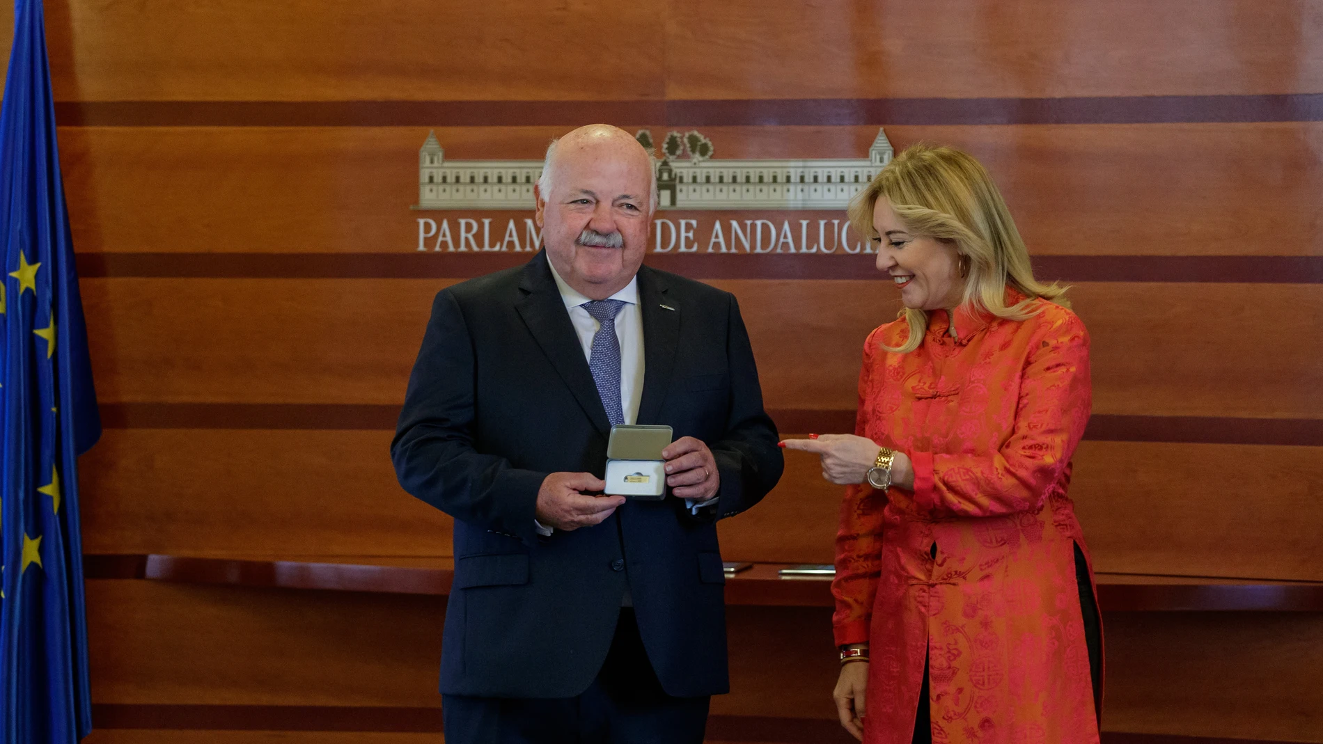 El presidente del Parlamento de Andalucía, Jesús Aguirre, recibe el proyecto de Ley del Presupuesto de la Comunidad Autónoma de Andalucía para el año 2023 de manos de la consejera de Economía, Hacienda y Fondos Europeos, Carolina España
