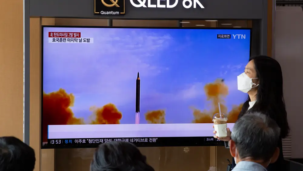 La gente ve las noticias en una estación de Seúl, Corea del Sur