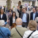 Presidente del PP Alberto Núñez Feijoo junto a miembros del PP vasco, ayer de paseo por Vitoria
