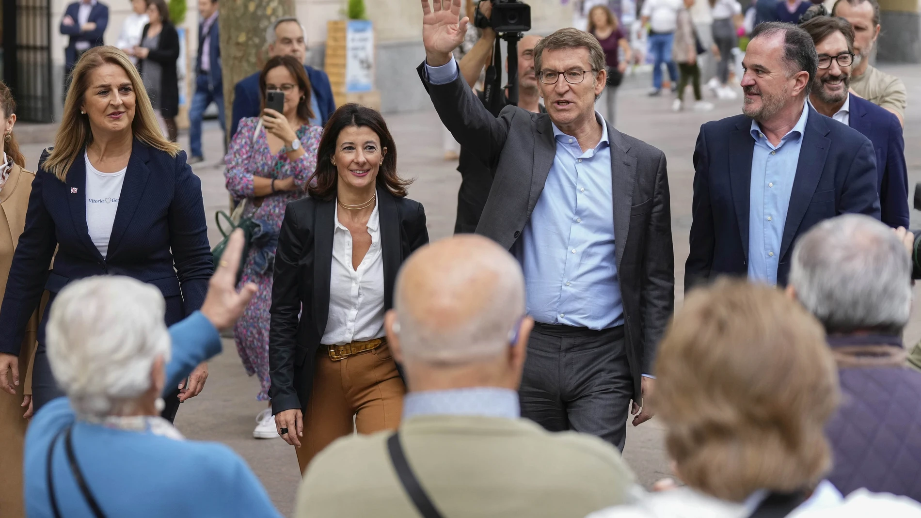 Presidente del PP Alberto Núñez Feijoo junto a miembros del PP vasco, ayer de paseo por Vitoria