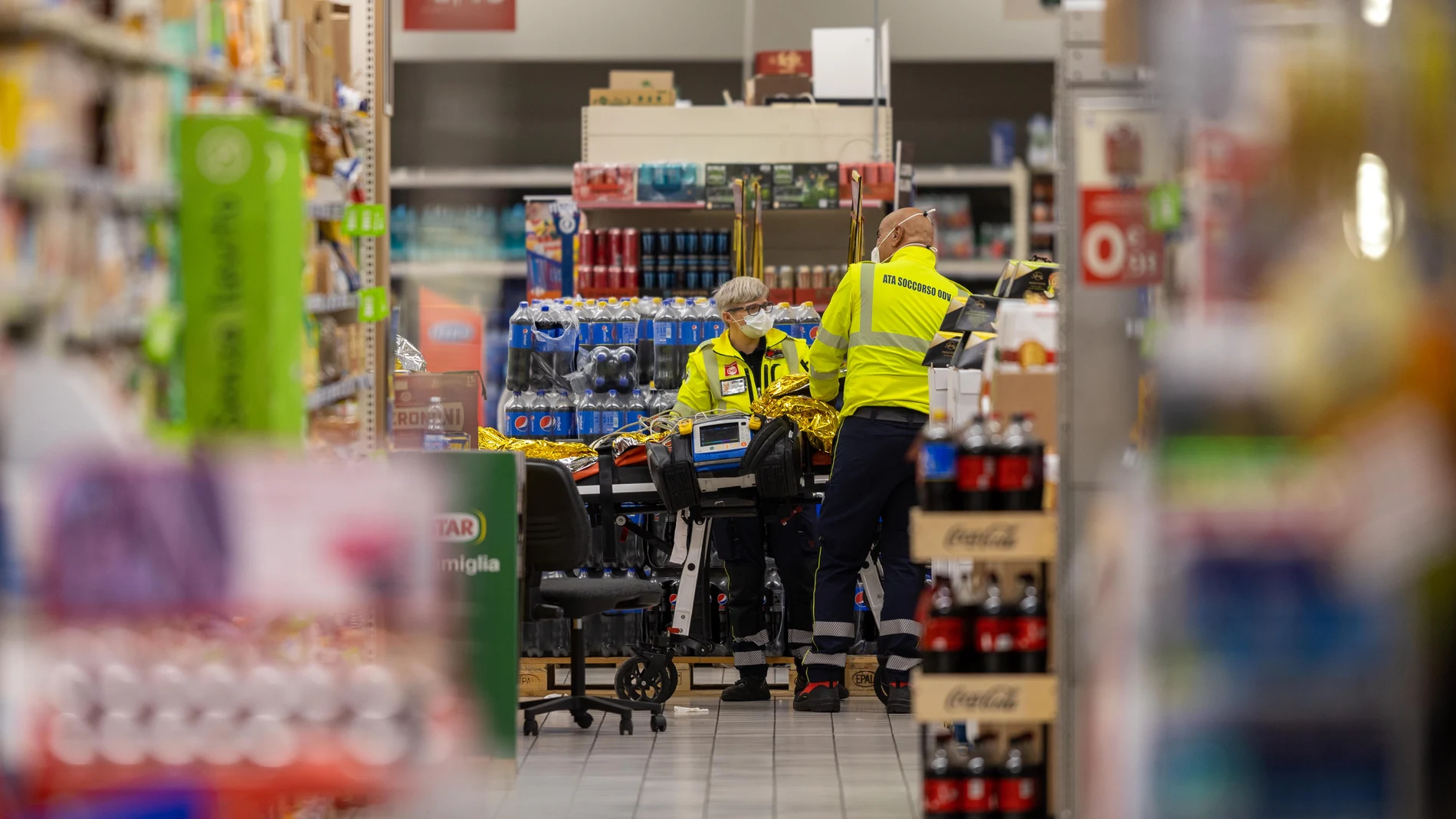 Los servicios de emergencia en el interior del supermercado de Milán donde ocurrió el suceso