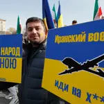 Miembros de la diáspora iraní asisten a una protesta contra los drones de fabricación iraní suministrados a Rusia, en la Plaza de la Independencia de Kiev,