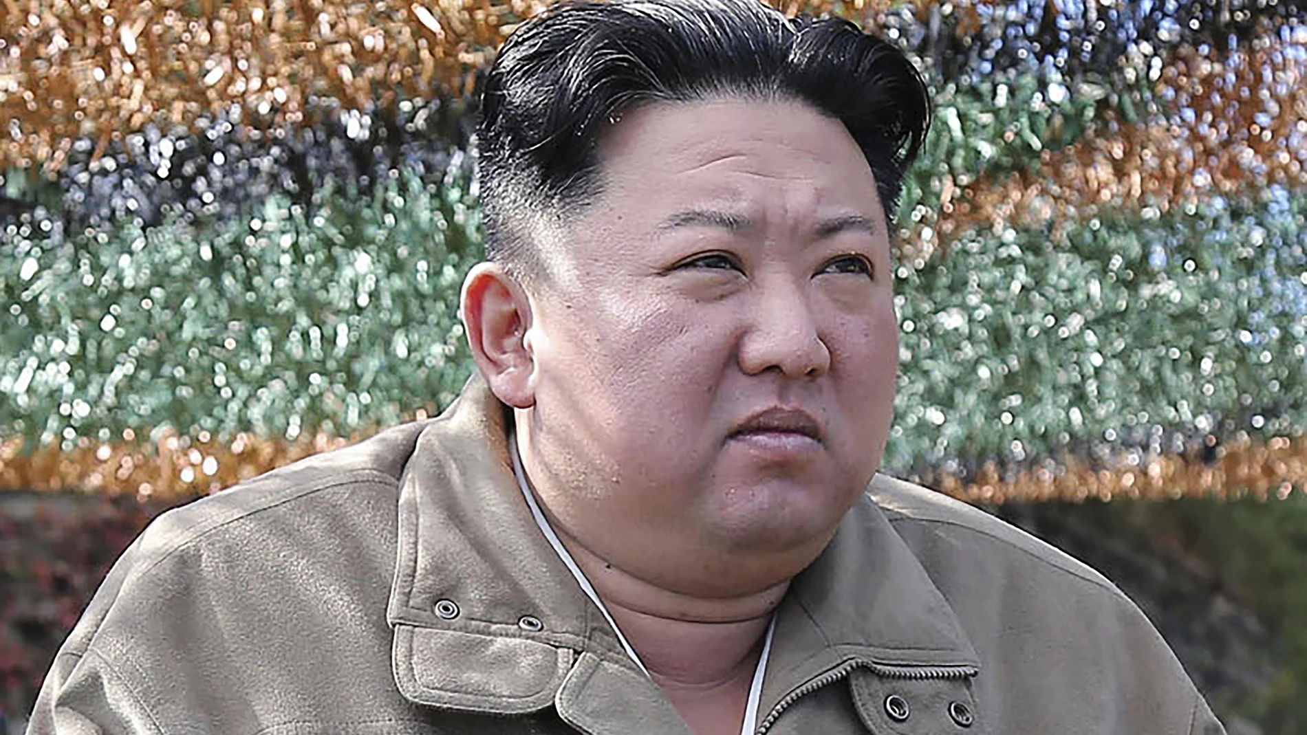 En esta foto proporcionada por Corea del Norte, el líder norcoreano Kim Jong Un inspecciona ejercicios militares en un lugar no revelado en Corea del Norte el 8 de octubre