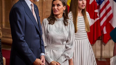 La Reina Letizia recupera su vestido midi de firma sevillana pero con tacones bajos para esta mañana de audiencias en Oviedo.
