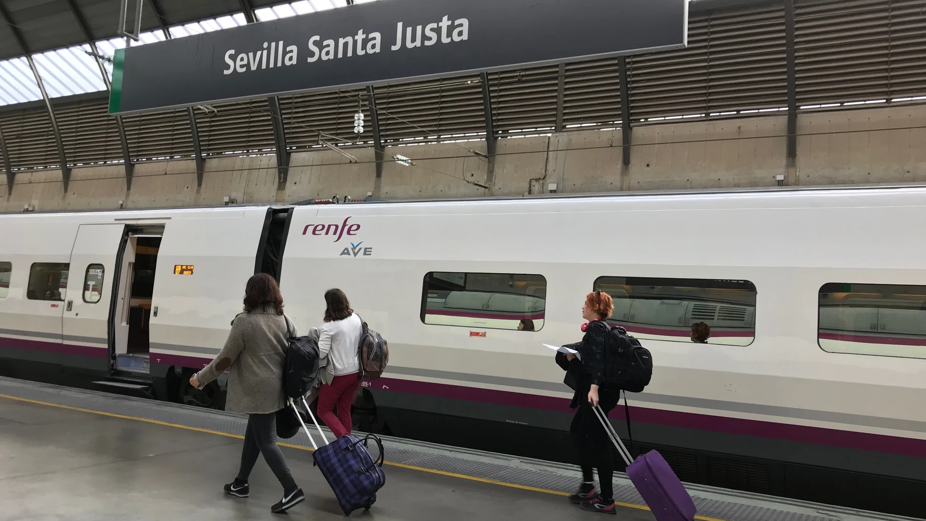 Renfe refuerza con 7.500 plazas más los trenes AVE que unen Madrid con Sevilla, Córdoba y Málaga durante el puente. RENFE