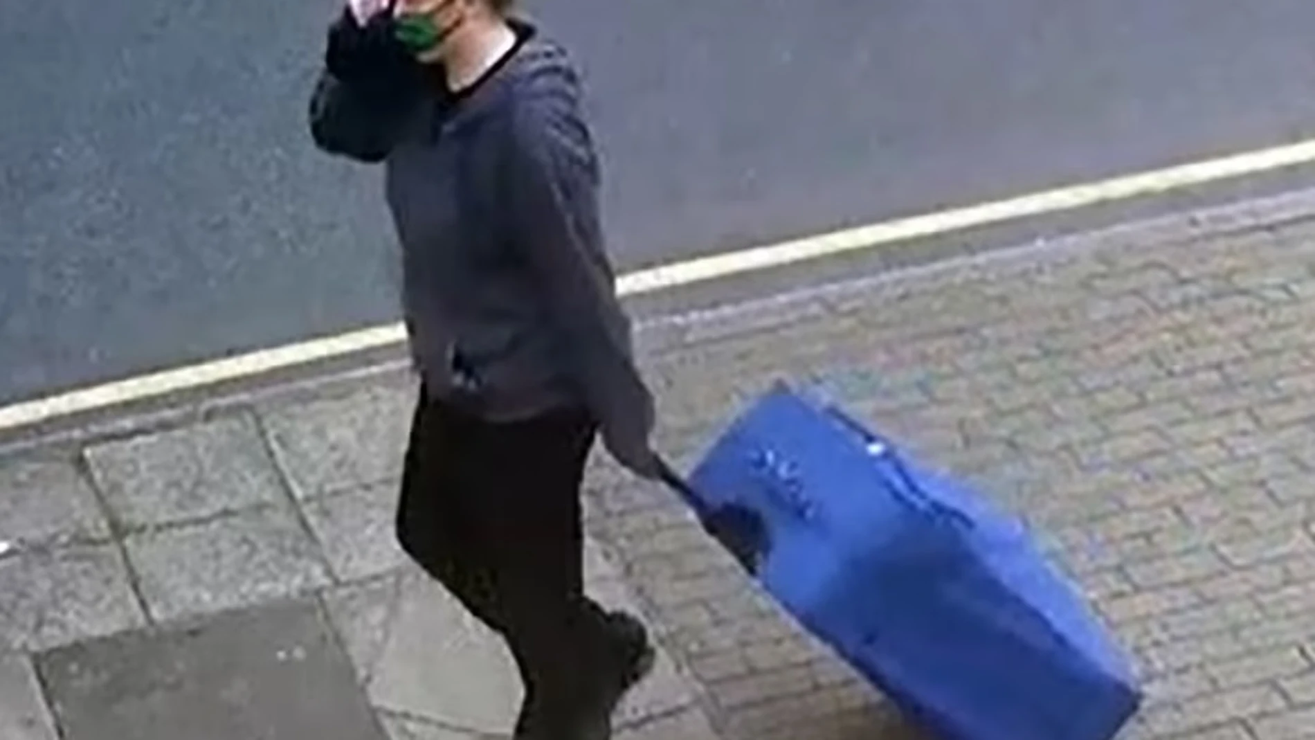Captura de pantalla tomada de CCTV emitida por la Policía Metropolitana de Jemma Mitchell arrastrando una maleta azul fuera de la casa de la Sra. Chong en Wembley