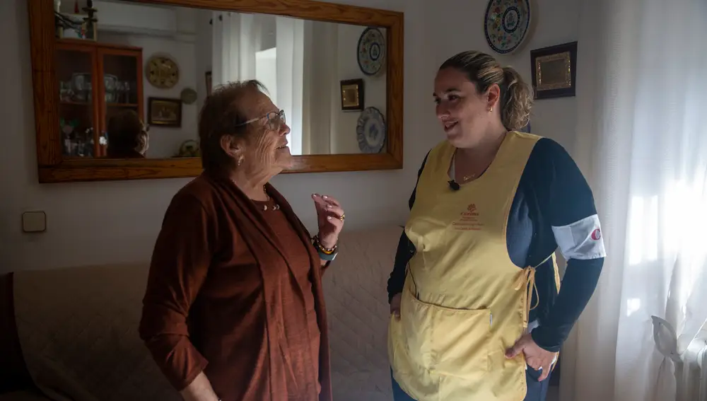 Cáritas y la Fundación La Caixa ayudan a personas mayores en el ámbito rural, sirviéndoles comida a diario en sus propios domicilios. De esta forma, consiguen que estas personas puedan vivir de forma autónoma durante más años.