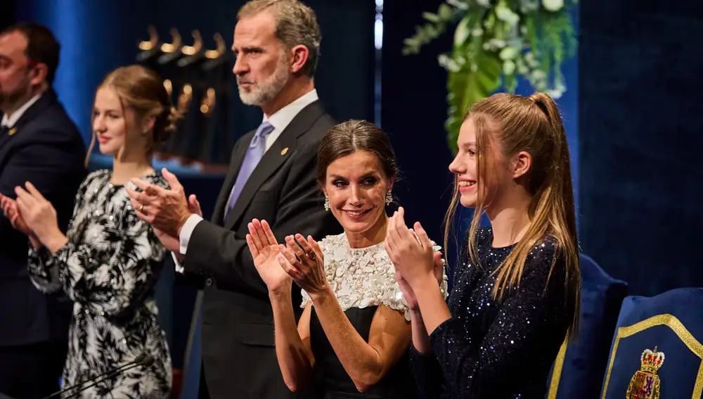 Los Reyes don Felipe y doña Letizia, con la presencia de Leonor, la Princesa de Asturias y la Infanta Sofía, presiden este viernes la ceremonia de entrega de los premios Princesa de Asturias 2022.