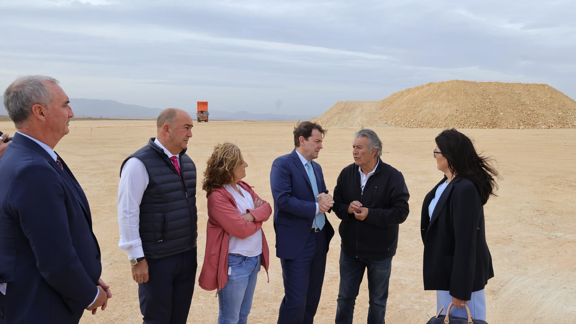 El presidente Alfonso Fernández Mañueco visita los terrenos situados en el polígono de Los Hitales de Bernuy de Porreros, en Segovia, donde Drylock Thecnologies levantará una nueva fábrica