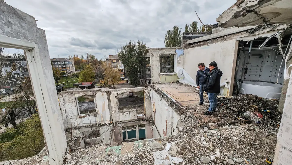Imagen de un edificio de Nikopol que ilustra la destrucción que Vladimir Putin ha llevado a Ucrania
