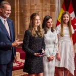 La princesa Leonor y la infanta Sofía junto a los reyes don Felipe VI y doña Letizia a su llegada a la audiencia a los galardonados con los Premios Princesa de Asturias