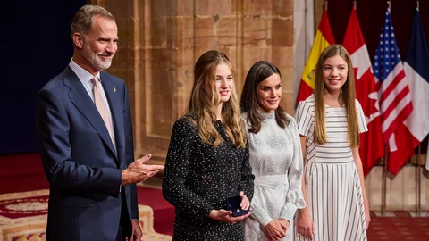 La princesa Leonor y la infanta Sofía junto a los reyes don Felipe VI y doña Letizia a su llegada a la audiencia a los galardonados con los Premios Princesa de Asturias