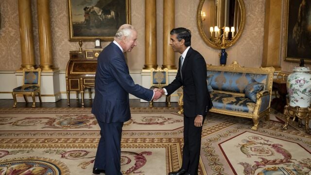 El rey Carlos III y Rishi Sunak en su primera reunión