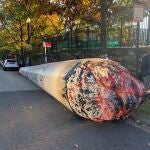 El porro inflable instalado durante una protesta frente a la Embajada de Rusia en Washington (Estados Unidos)