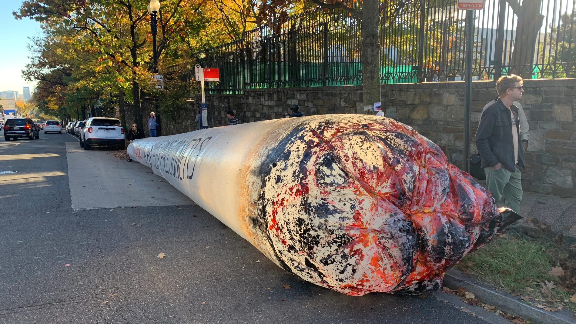 El porro inflable instalado durante una protesta frente a la Embajada de Rusia en Washington (Estados Unidos)