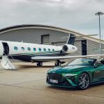 Bentley Bacalar junto al avión diseñado a juego.