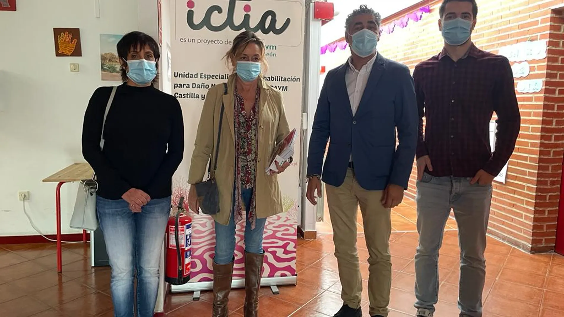 El alcalde de Simancas, Alberto Plaza, y la concejala de Participación Social, Victoria Alonso, visitan ASPAYM Castilla y León