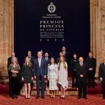 La princesa Leonor, la infanta Sofía y los Reyes posan junto a los galardonados de esta edición de los Premios Princesa de asturias