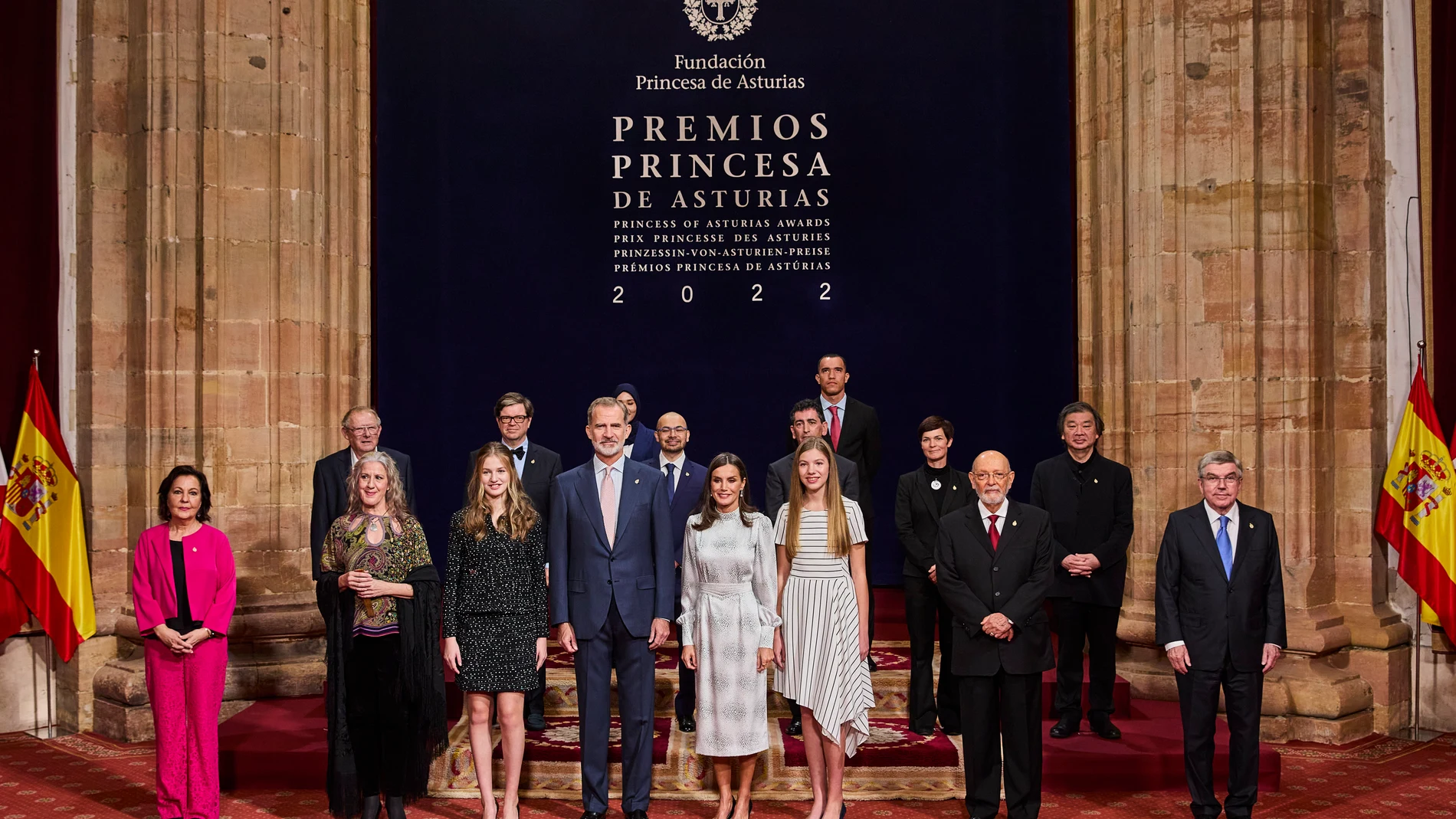 La princesa Leonor, la infanta Sofía y los Reyes posan junto a los galardonados de esta edición de los Premios Princesa de asturias