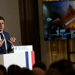 Emmanuel Macron promete acelerar la ayuda militar francesa a Ucrania