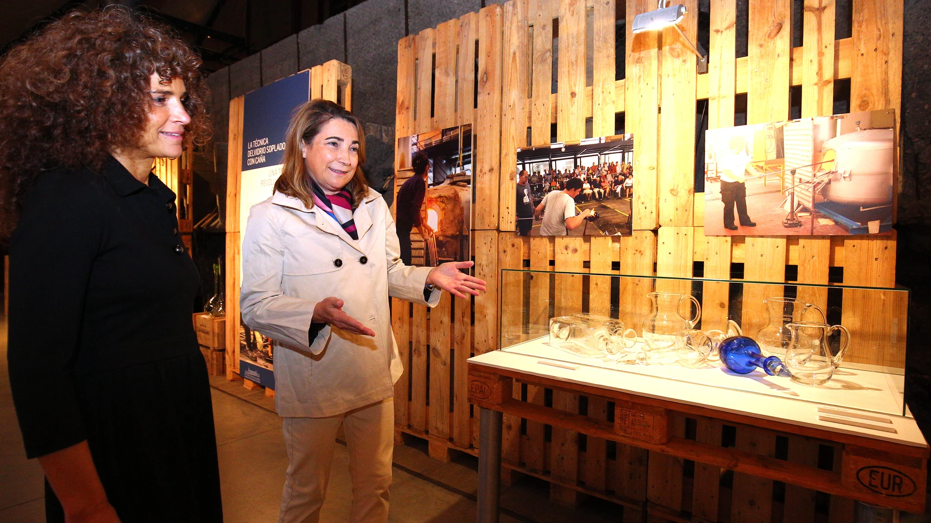 La coordinadora del Museo de la Energía de Ponferrada, Concepción Fernández (I), junto a la directora del Museo Tecnológico del Vidrio de la Real Fábrica de Cristales, Paloma Pastor (D), durante la presentación de la exposición ‘El legado de una tradición’ ‘La Real Fábrica de Cristales