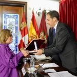 El presidente de la Diputación de Valladolid, Conrado Íscar, entrega el acta a la nueva diputada socialista a Fátima Caamaño Lestón