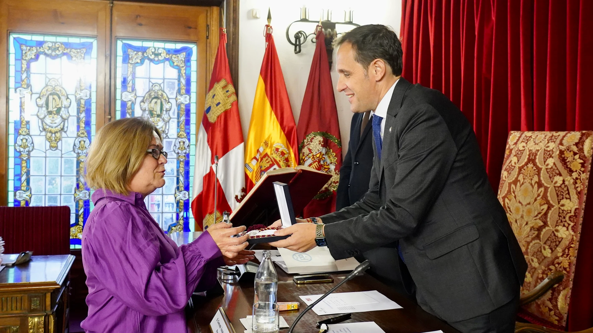 El presidente de la Diputación de Valladolid, Conrado Íscar, entrega el acta a la nueva diputada socialista a Fátima Caamaño Lestón
