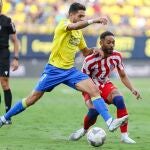 El delantero brasileño del Atlético de Madrid, Matheus Cunha lucha por el balón con el delantero del Cádiz CF, Rubén Sobrino, durante el partido correspondiente a la 12ª jornada de LaLiga que enfrenta al Cádiz CF y el Atlético de Madrid en el Estadio Nuevo Mirandilla