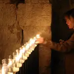  Un total de 5.000 velas iluminan Castrojeriz (Burgos) para realzar el tramo burgalés del Camino de Santiago