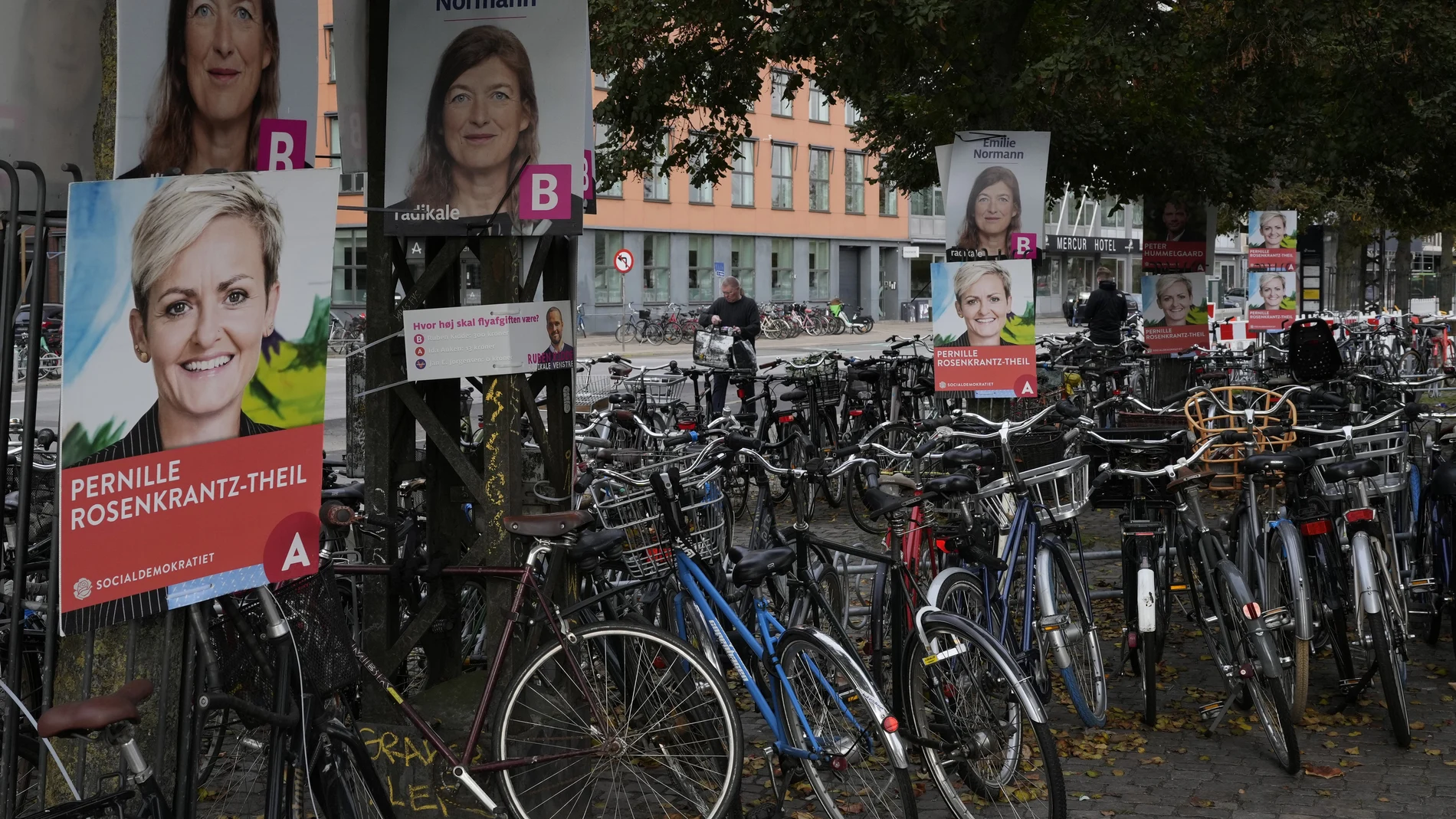 Bicicletas aparcadas fuera de una estación de tren en Copenhague