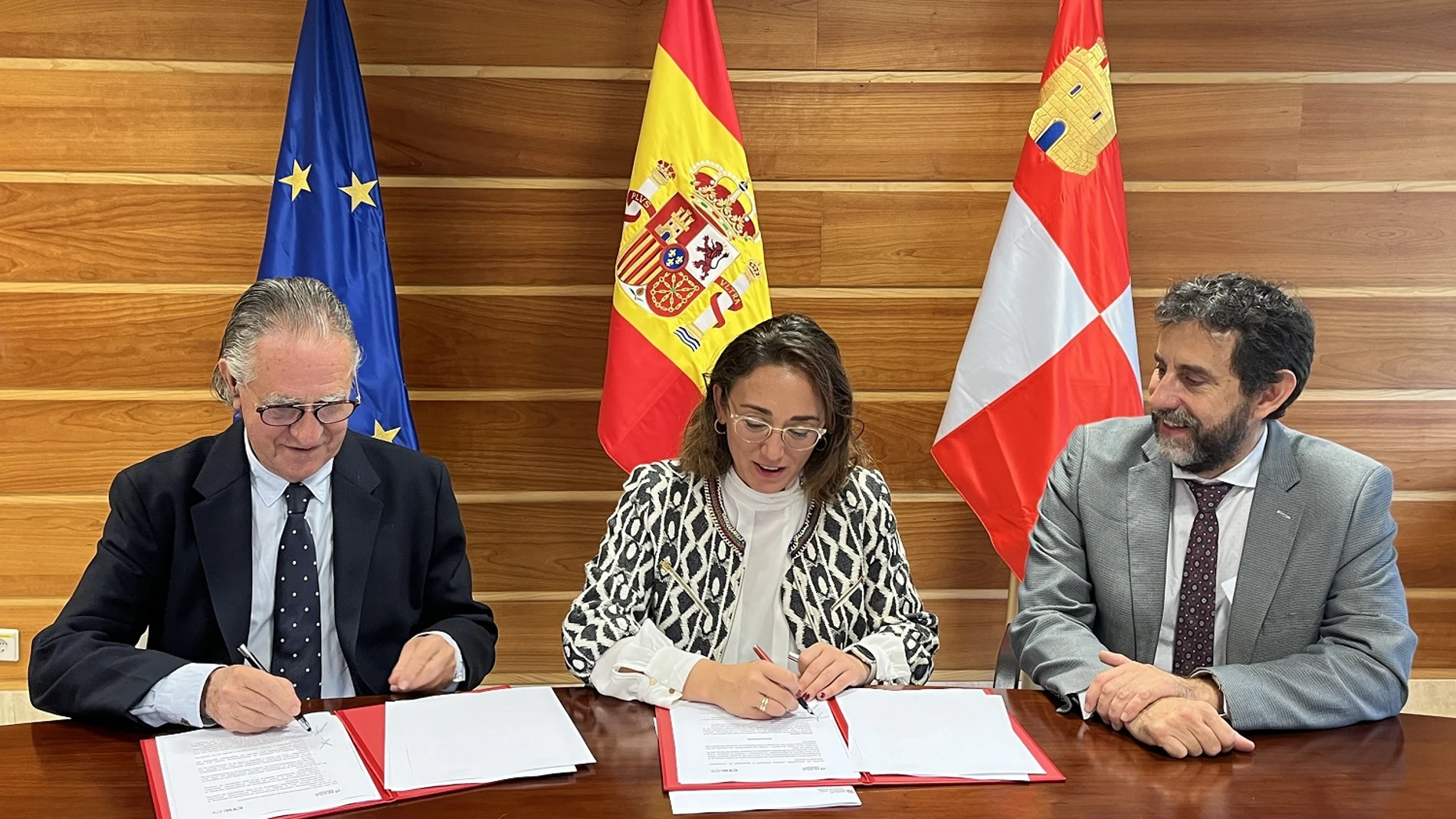 la presidenta del patronato de SCAYLE y consejera de Movilidad y Transformación Digital, María González Corral, y su homólogo en CTIC -organización ubicada en el Parque Científico y Tecnológico de Gijón-, Roberto Paraja, suscriben el acuerdo