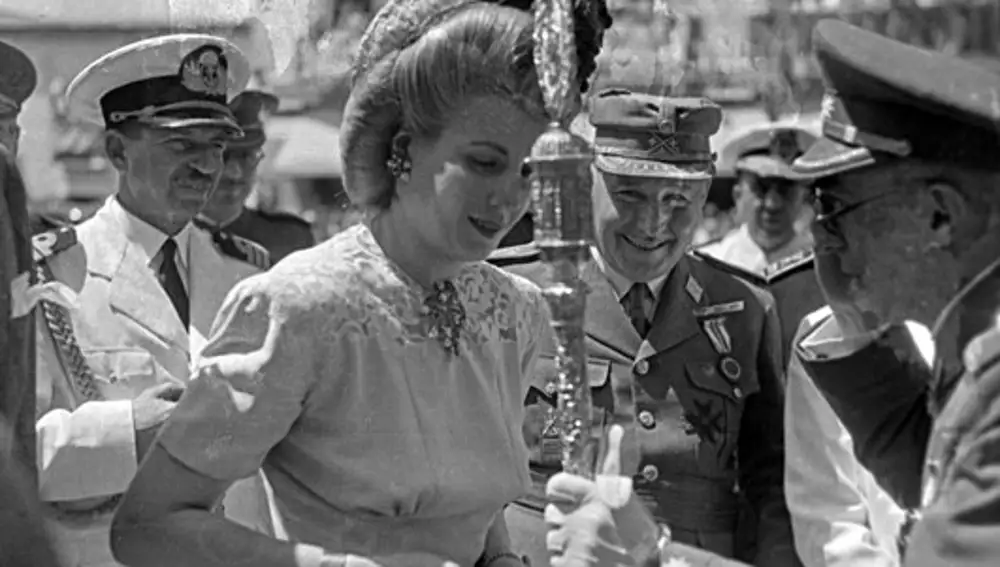 El entonces hermano mayor de la Macarena entrega la vara de la cofradía a Eva Perón