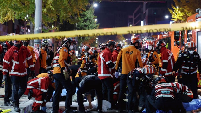 Una estampida en una fiesta de Halloween deja más de cien muertos en Seúl.