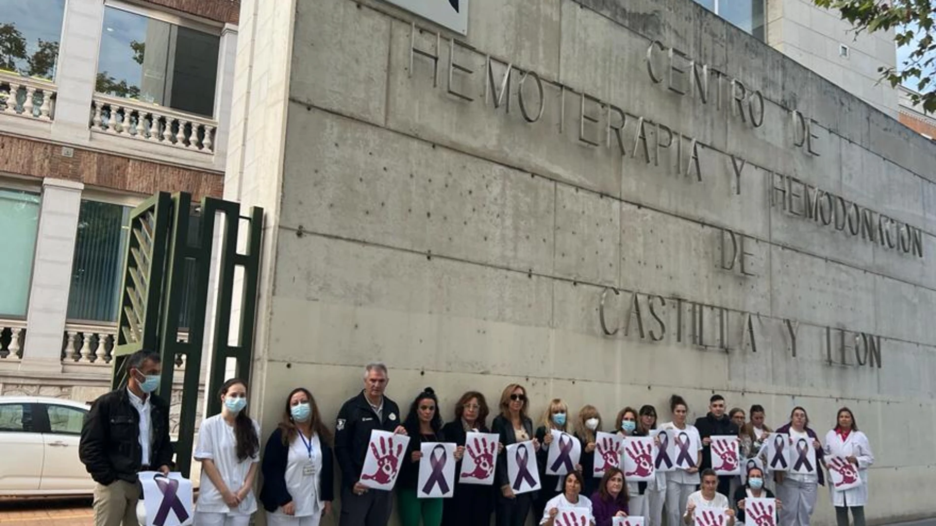 Trabajadores del Centro de Hemodonación de Castilla y León muestran su repulsa al asesinato de la joven vallisoletana
