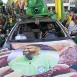 Un seguidor de Bolsonaro con la imagen de Neymar en su coche