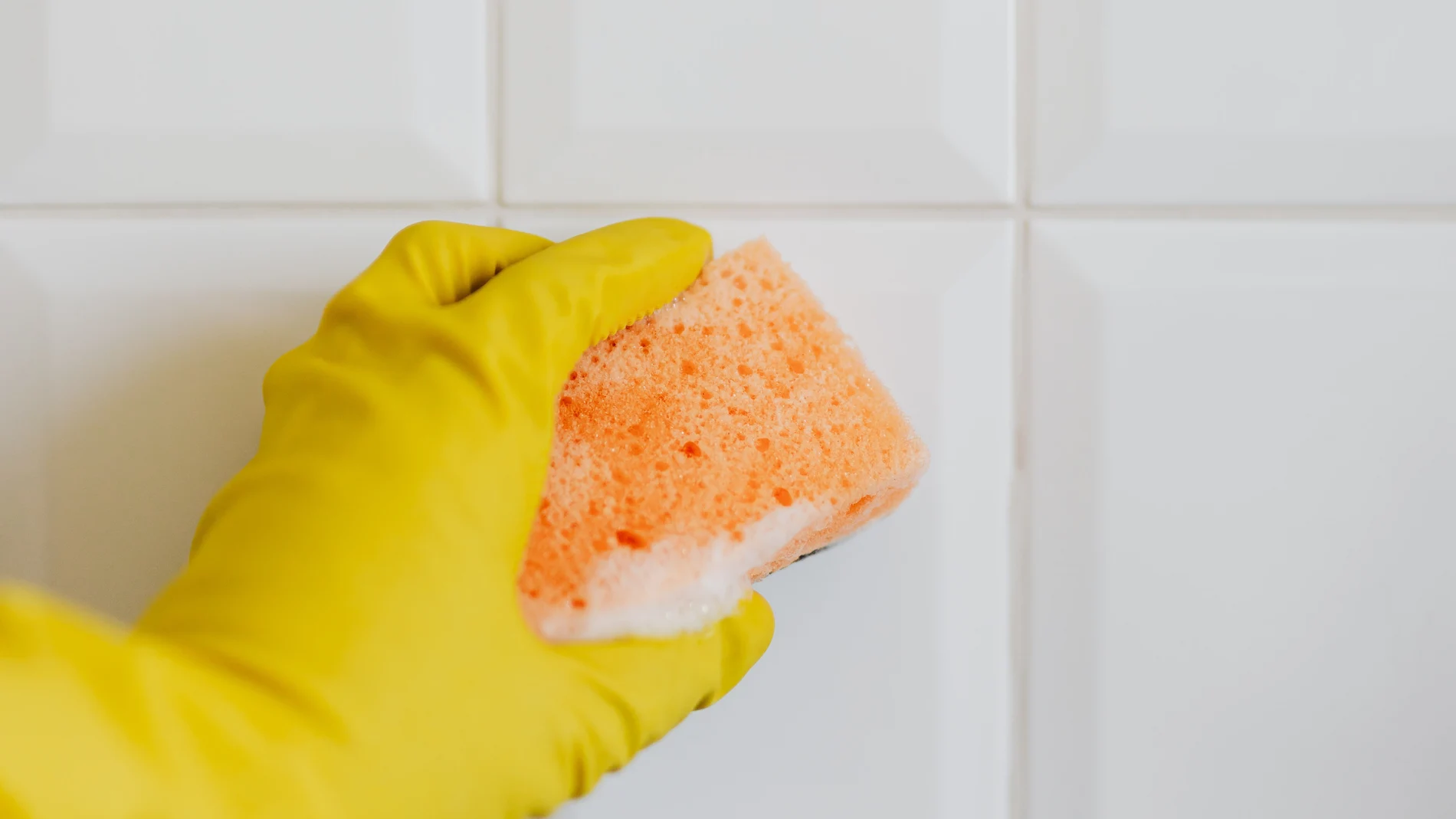 Чем отмыть желтое в ванной. Мытье стен. Уборка ванны. Моющие стены материал. Мыло на стену.
