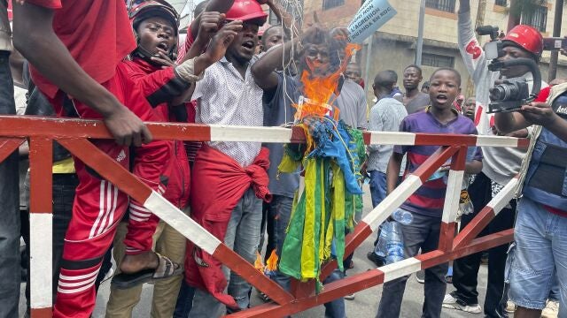 Residentes de Goma queman una bandera de Ruanda el 30 octubre.